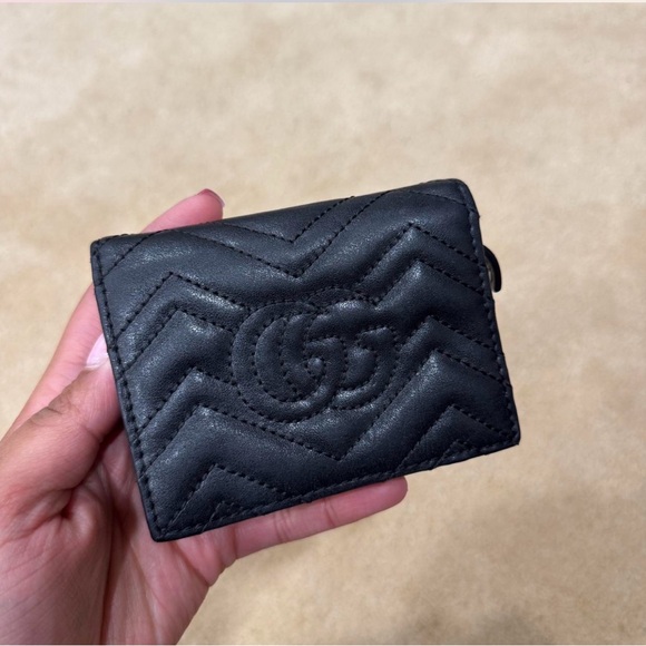 Gucci Black Chevron Wallet with Gold Logo - Picture 2 of 6